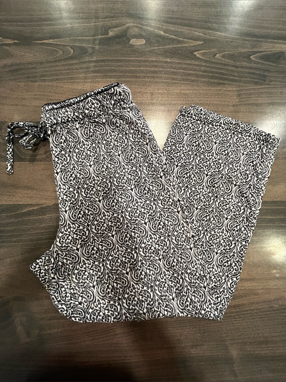 Tahari Lounge Pants 
Size: Medium
Color: Black/Gray/White
